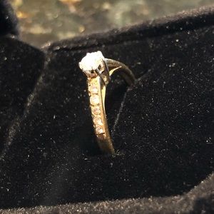 Stunning 18k gold & 1/4 + carat 11-diamond ring
